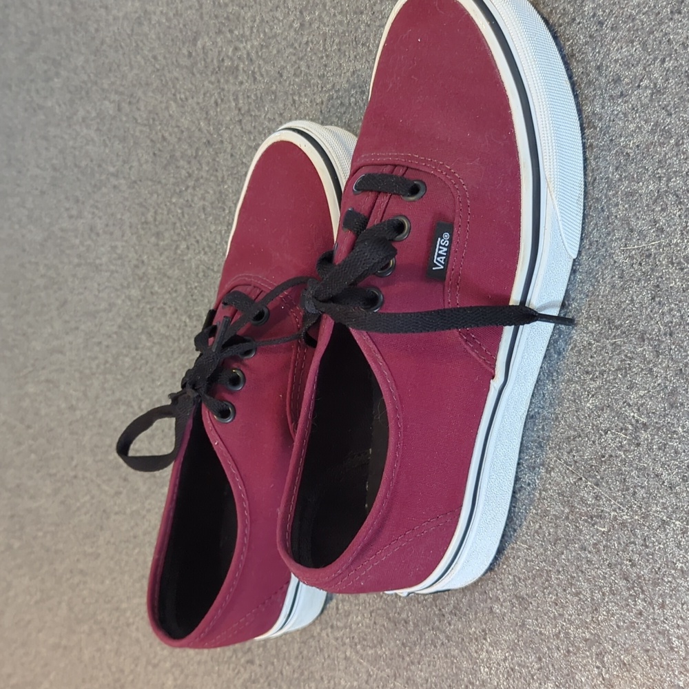 Vans authentic shoe in maroon